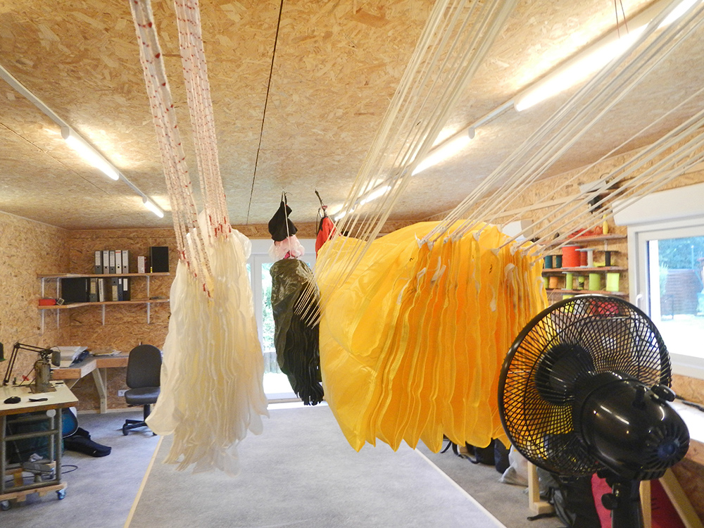 pliage de parachute de secours parapente