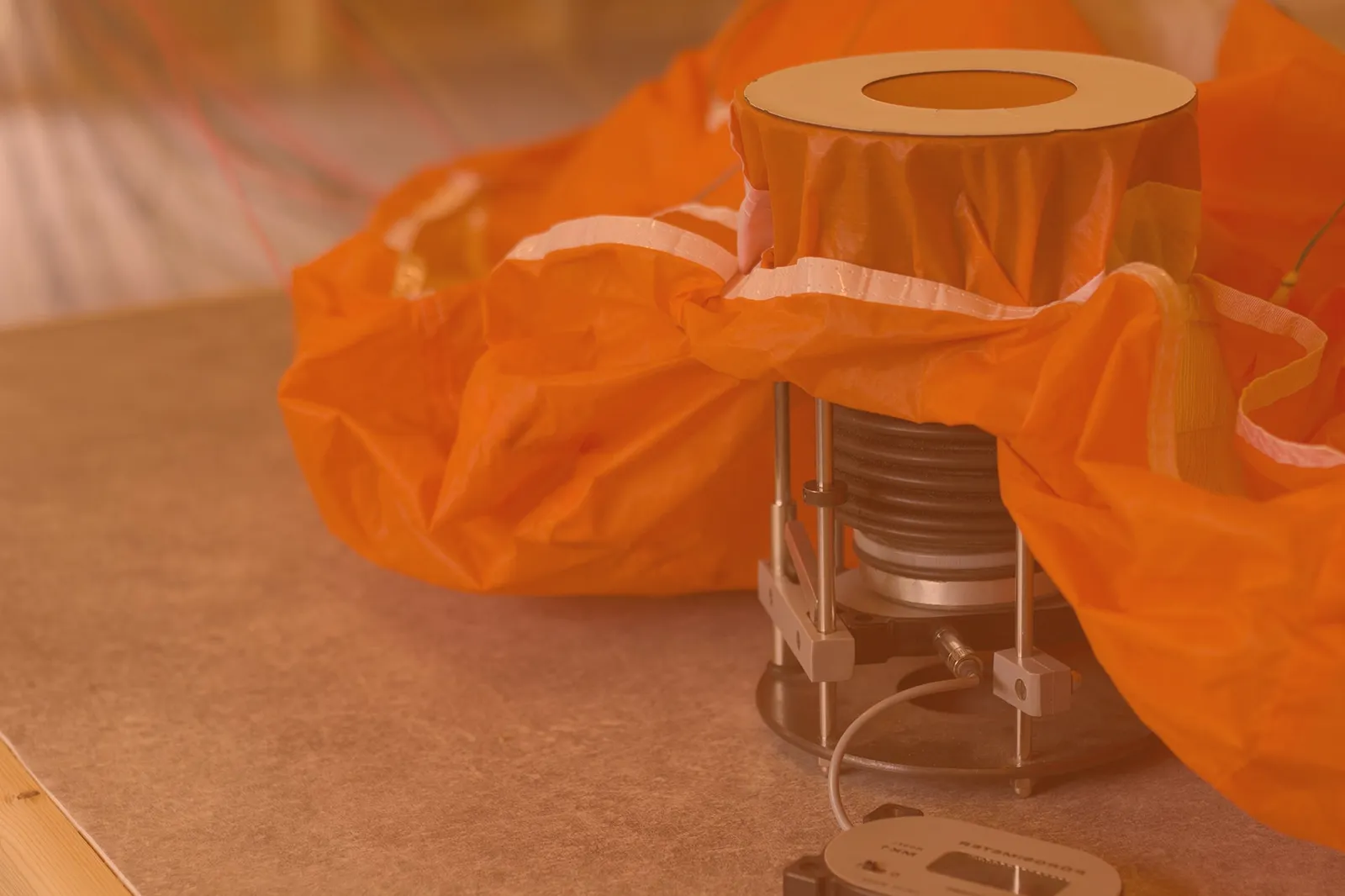 Aile de parapente en révision dans l'atelier