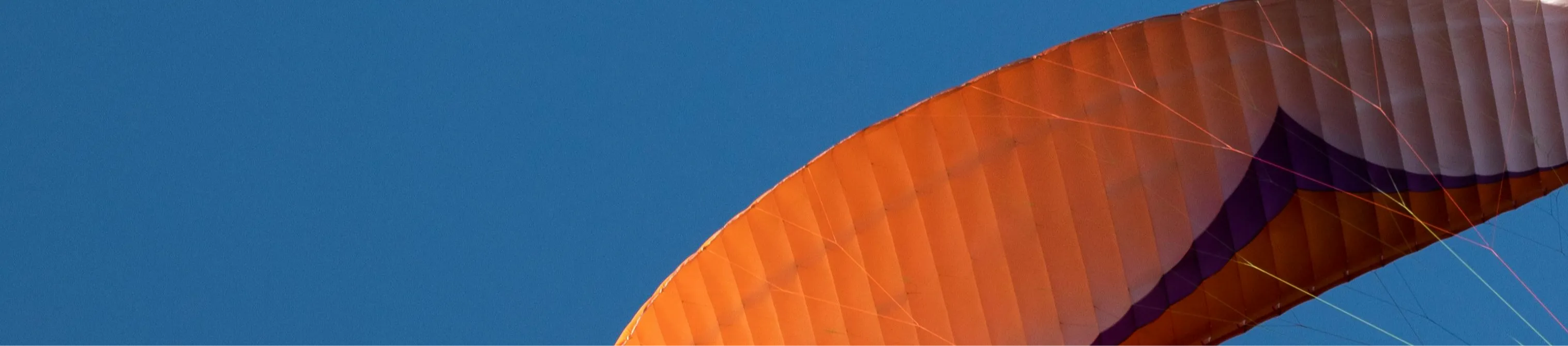 Parapente volant dans le ciel bleu