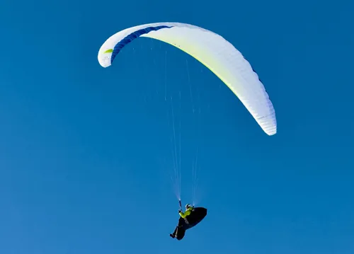 Photo de parapente dans le ciel bleu