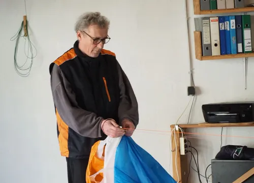Test de porosité d'une voile de parapente effectué dans l'atelier