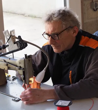 Réparation de suspentes de parapente en atelier